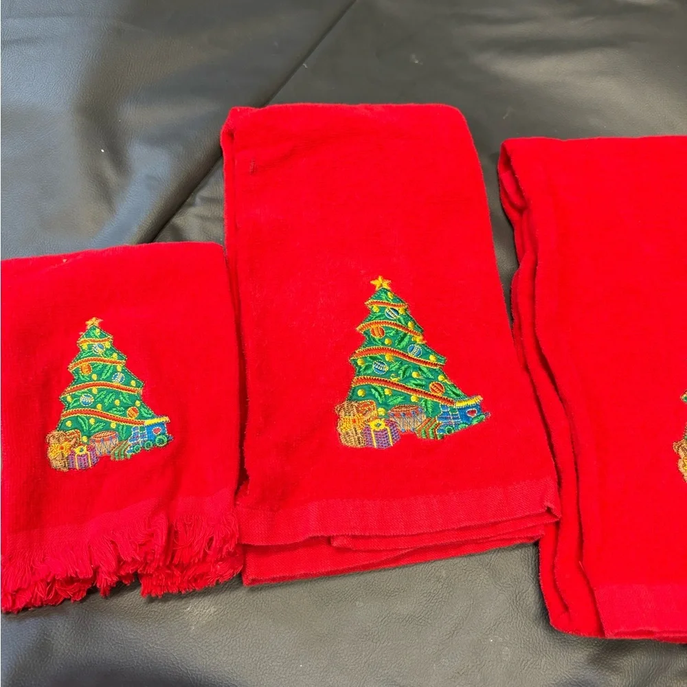 Vibrant Holiday Hand Towels with Christmas Tree Design